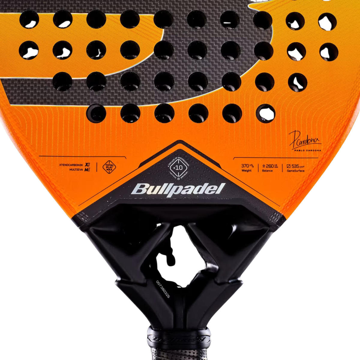A close-up of the Bullpadel Vertex 05 Geo 2027 padel racket, showing the black Vertex Core, Bullpadel branding and orange racket face.