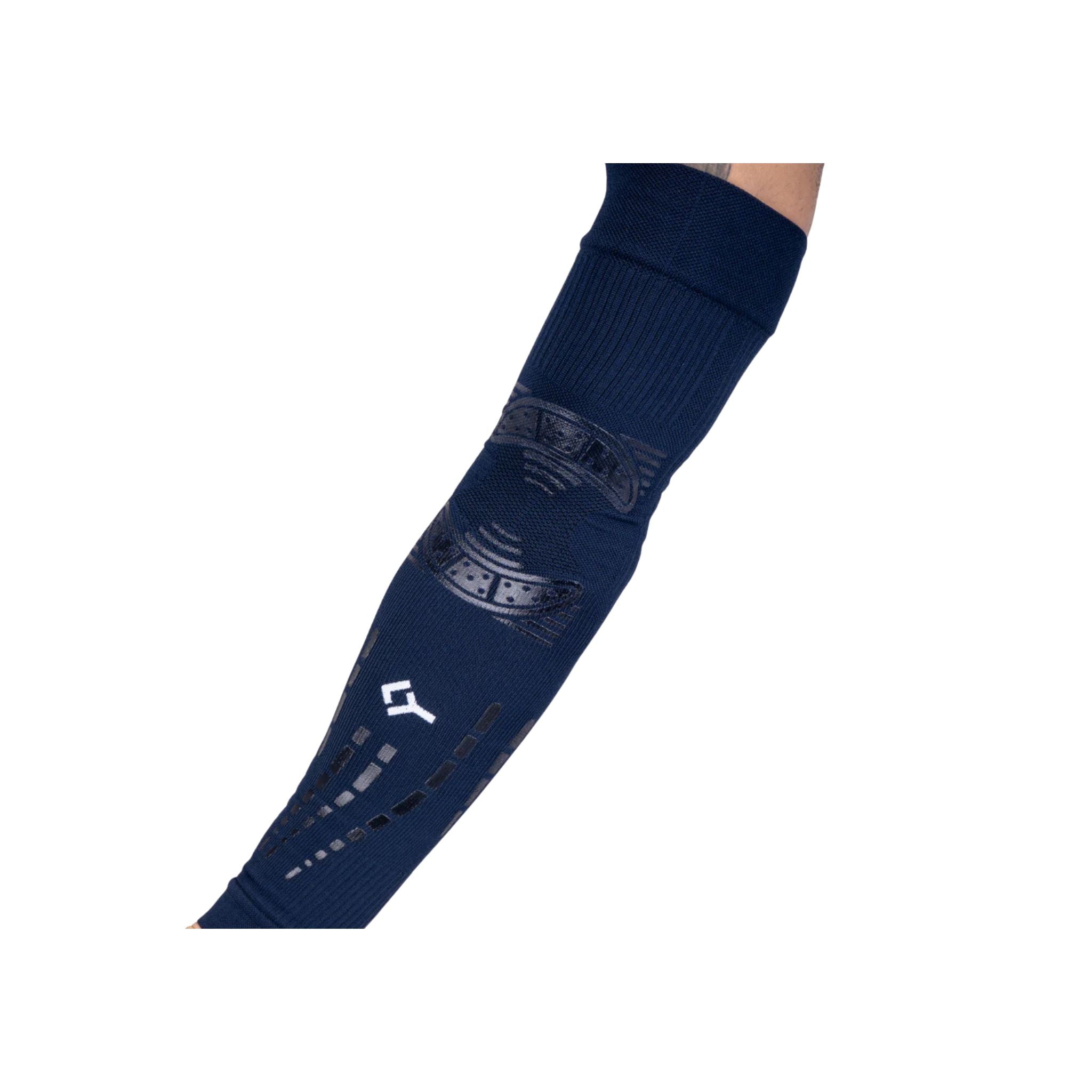 Floky NO STRAIN Evolution Sleeve Dark Blue worn on a straight arm, showcasing targeted compression support, ergonomic fit, and unrestricted comfort during sports activities.