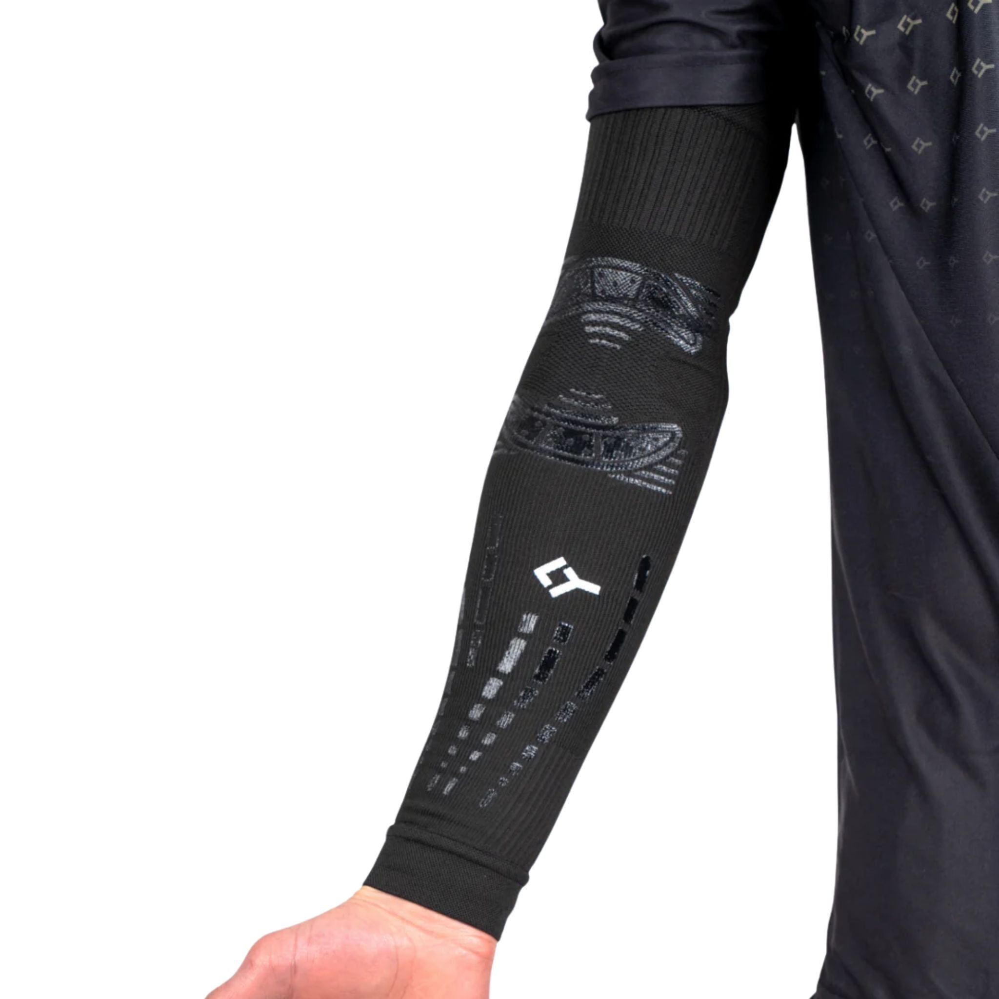Male athlete wearing the Floky NO STRAIN Evolution Sleeve around the arm, providing targeted compression and support during sports activities.