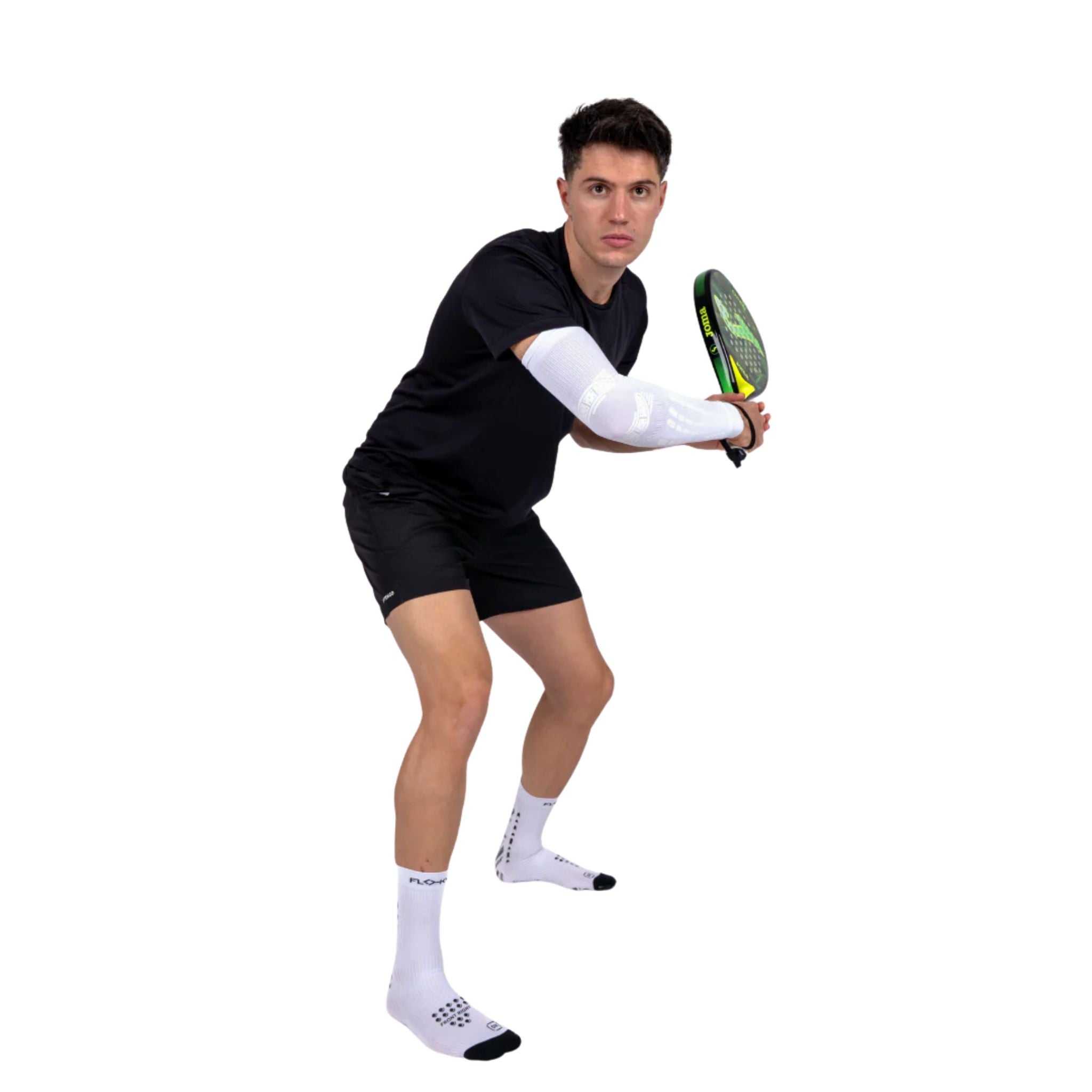Male padel player wearing the Floky NO STRAIN Evolution Sleeve White on his arm while holding a padel racket in a ready position, showcasing compression support and athletic performance.