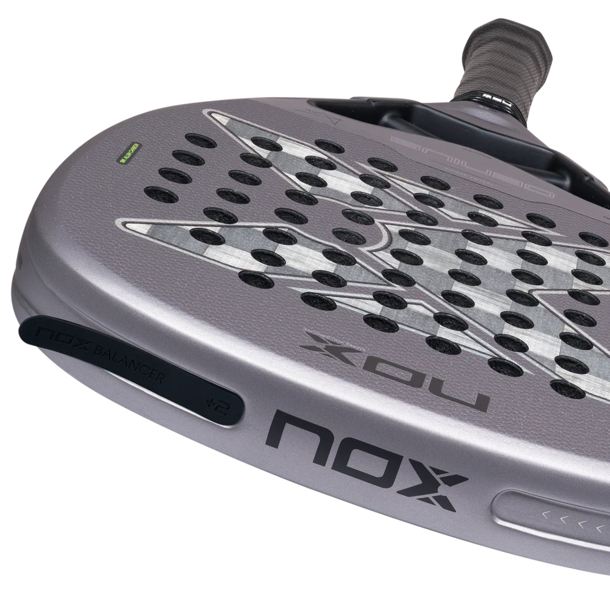 Close-up of the frame edge of the Nox AT10 GENIUS ATTACK 18K ALUM 2027, highlighting the Nox Balancer system and metallic grey finish.