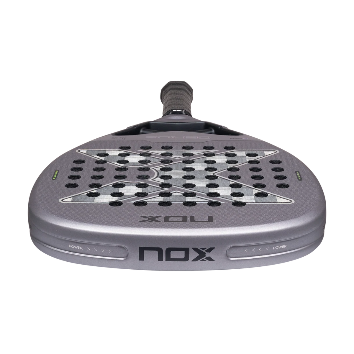 Low angle view of the Nox AT10 GENIUS ATTACK 18K ALUM 2027, highlighting the metallic grey face, silver X pattern and perforated surface.