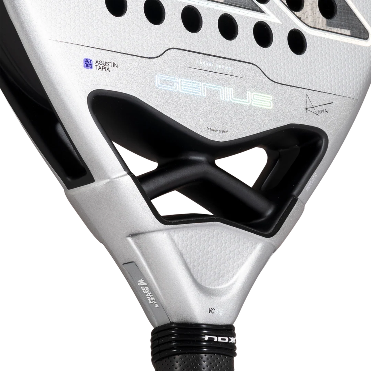 Close-up of the extended black Oversize Grip on the NOX Genius Attack 12K Alum Xtrem 2027, designed with an extra 30 mm handle length for improved two-handed play.