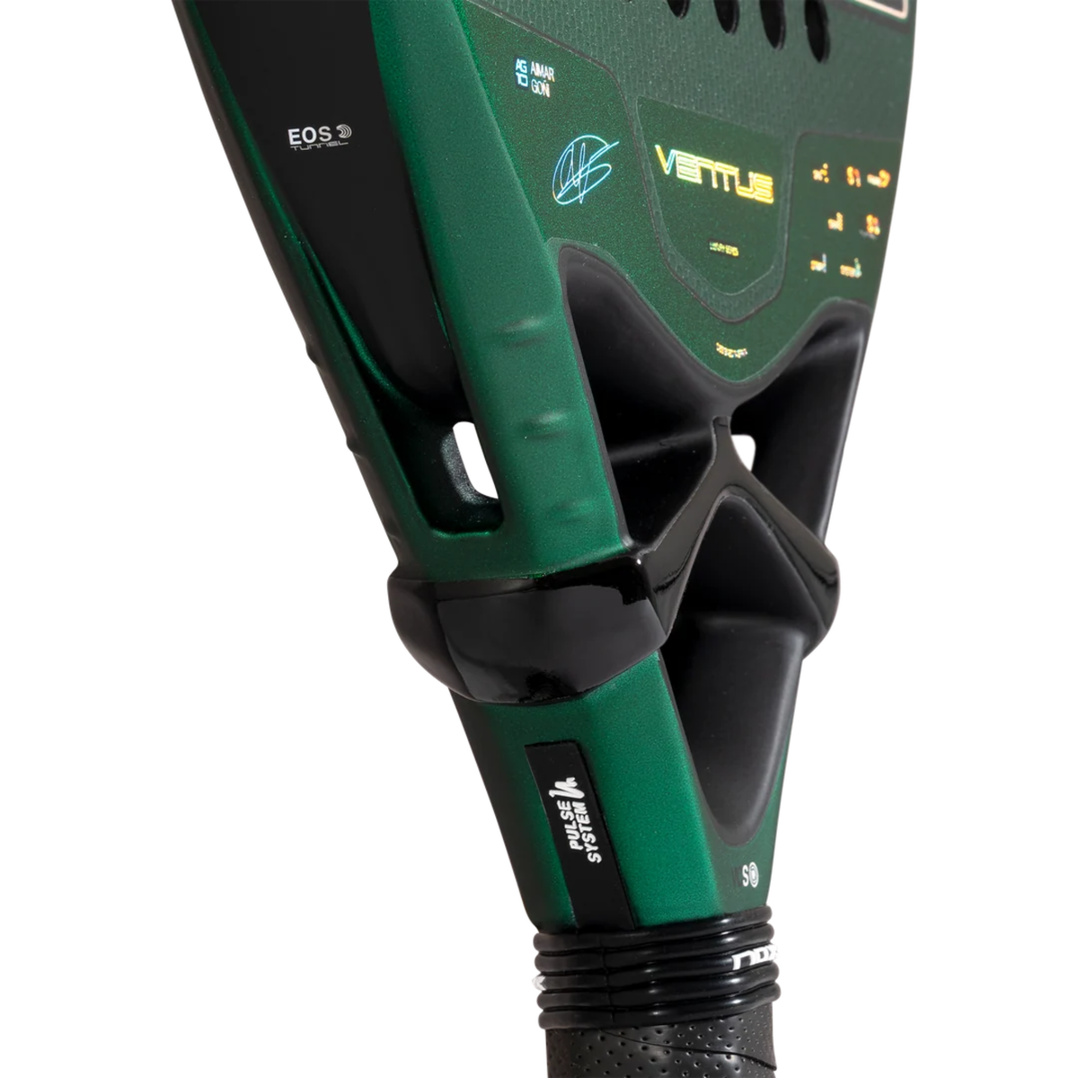 Close-up of the lower frame and throat of the NOX Ventus Attack 12K Xtrem Aimar Goñi 2027, showing the metallic green construction, black bridge details and lower handle section.